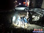 營口：兩名供暖搶修工人挑燈夜戰